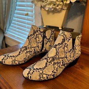 Sam Edelman Circus Pipper Snakeskin Faux
Leather Bootie Size 9.5